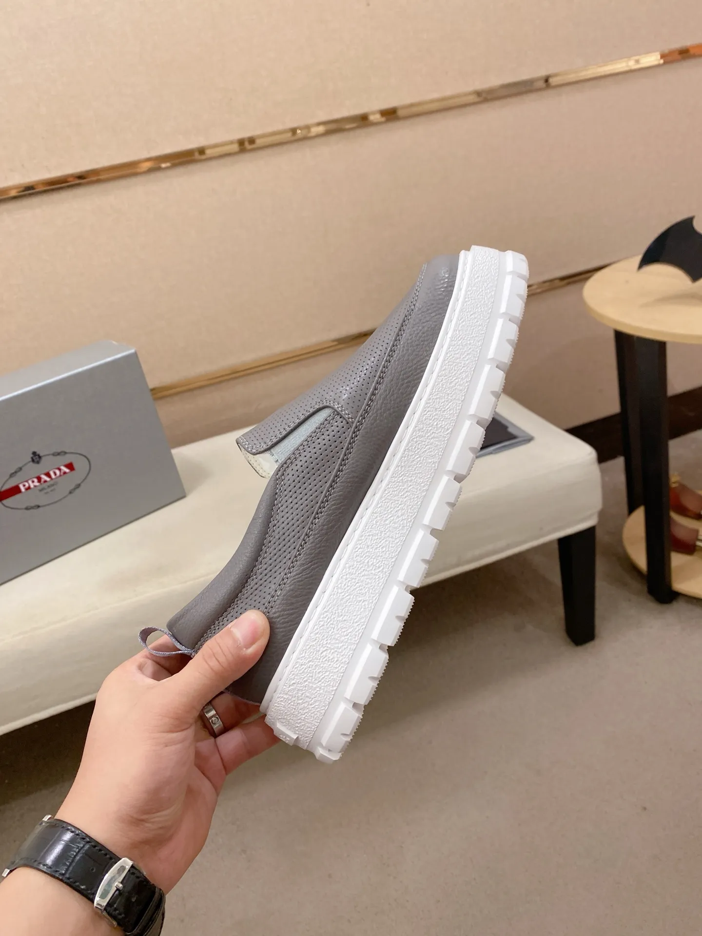 Men's shoes 💰 580💰 ✔️✔️✔️High version High-quality new PRADA (Prada) counters are launched simultaneously, new men's shoes, 😘fabrics are selected from first-layer cowhide fabrics. Lining: Imported cowhide leather lining. 👍🏿High-end☄️Open-molded non-slip rubber outsole, exquisite lines, simple and elegant, comfortable and high-end for leisure travel. Code number: 38 to 45